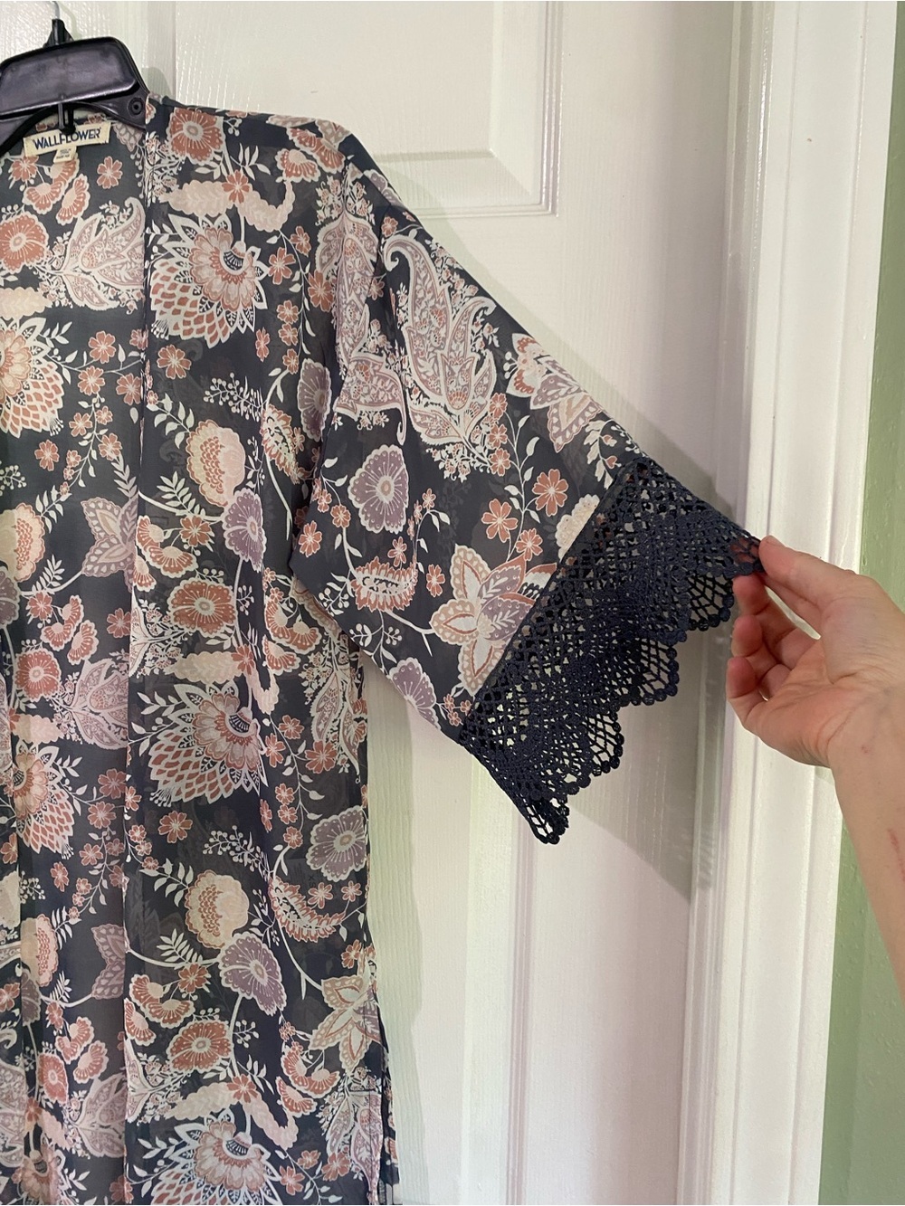 Wallflower Kimono Gray Pink Open Front XS Boho Paisley Floral Lace Trim - Picture 3 of 12